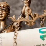 Posąg pani sprawiedliwości lub iustitia - Justitia rzymska bogini - i pieniędzy - sprawiedliwości i korupcji