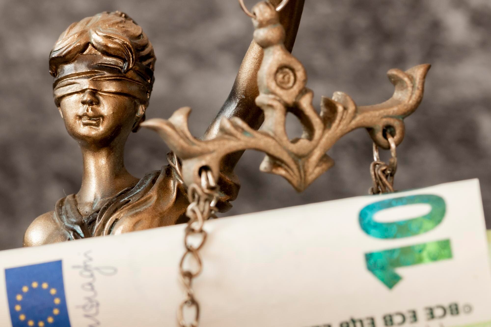 Posąg pani sprawiedliwości lub iustitia - Justitia rzymska bogini - i pieniędzy - sprawiedliwości i korupcji