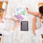 Młoda para organizująca swoją sytuację finansową w domu.
