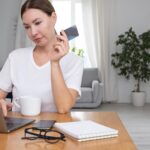 Młoda kobieta używająca laptopa w domu