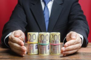 Restrykcyjna polityka monetarna – jak działa i kiedy hamuje inflację