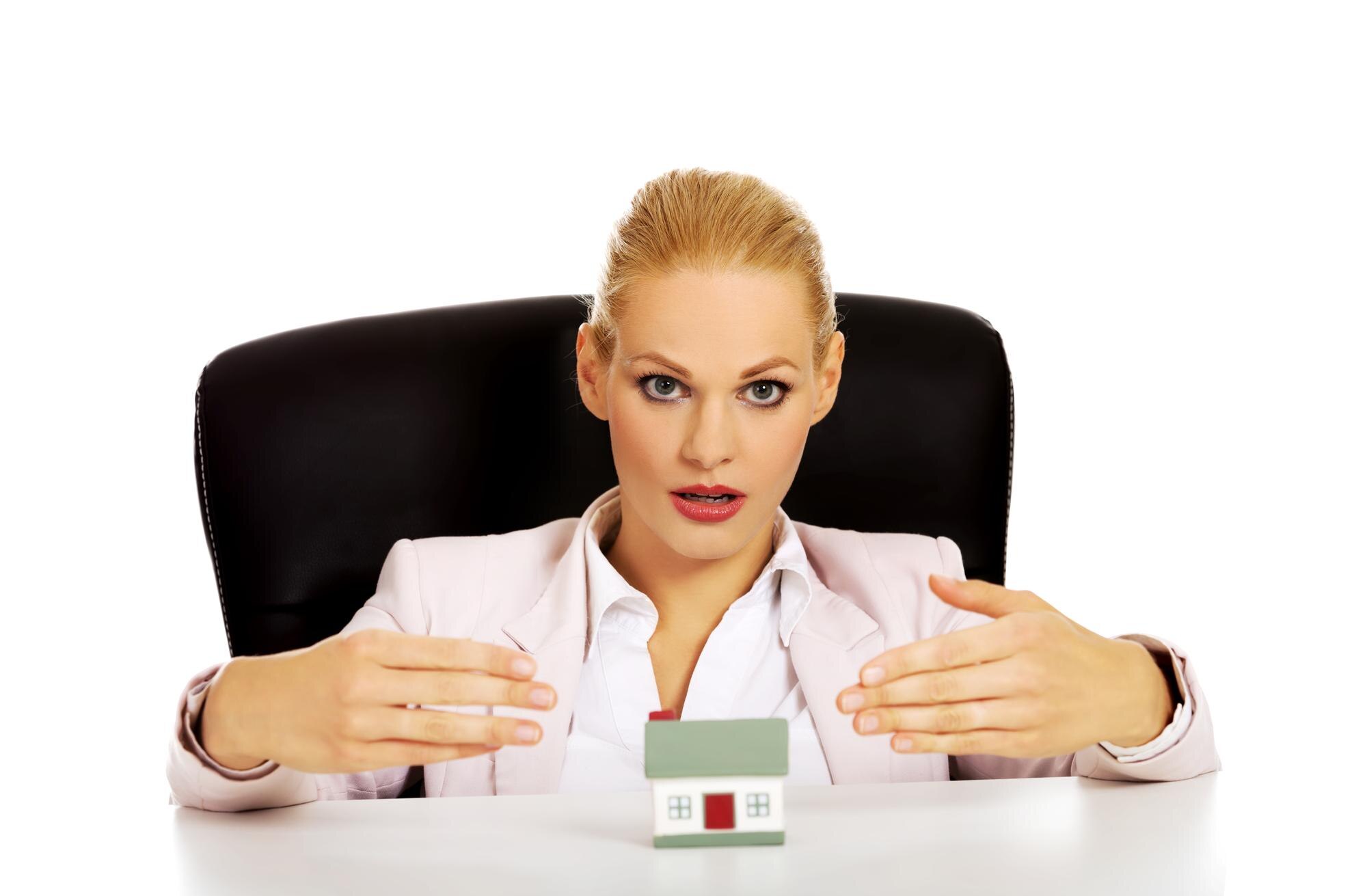 Pewna siebie bizneswoman na białym tle