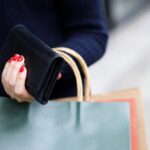 Kobieta z portfelem Gotowa na zakupy online