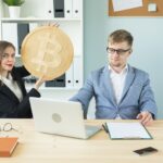 Blockchain, kryptowaluta i koncepcja pieniądza internetowego - portret kobiety i mężczyzny gospodarstwa
