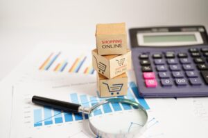 Zakupy online Pudełko koszyka na wykresie biznesowym import eksport finansowanie handel