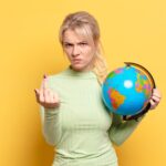 Blondynka czuje się zła, zirytowana, buntownicza i agresywna, machając środkowym palcem, walcząca