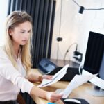 Portret pięknej kobiety pracującej w nowoczesnym biurze domowym