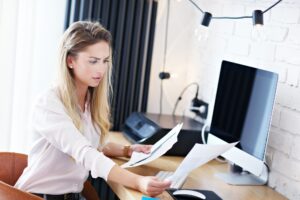 Portret pięknej kobiety pracującej w nowoczesnym biurze domowym