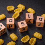 Surowe gnocchi z pszenicy durum z solą i przyprawami na ceramicznym talerzu
