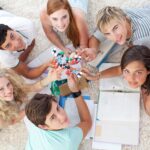 Wysoki kąt nastolatków studiujących Naukę na podłodze