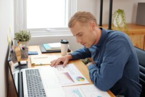 Analiza finansowa – jak napisać pracę licencjacką i dobrać temat