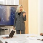 Prezentacja w ozdobionej sali spotkań z profesjonalistami biznesowymi