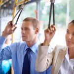 Ludzie biznesmeni i pasażerowie w autobusie do podróży tranzytu i transportu publicznego w mieście Współpracownicy mężczyzna i kobieta razem w pojeździe pasażerskim do miejsca pracy w Republice Południowej Afryki