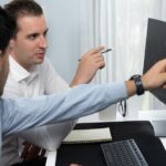 Sukcesywalni handlowcy giełdowi z szczęśliwą twarzą koncentrują się na dynamicznych danych sprzedawalnych