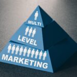 Ilustracja 3D schematu piramidy na czarnym tle. Koncepcja marketingu wielopoziomowego.