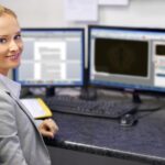 Kobieta producentka i uśmiech z komputerem w biurze w magazynie z biurkiem dla administracji Portret kobiety i komputer do rejestracji danych lub informacji w firmie logistycznej i biznesie