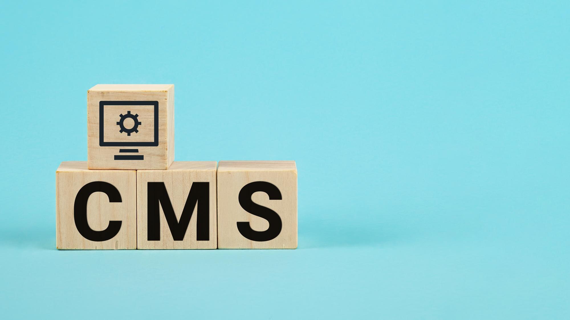 Akronim CMS na drewnianych kostkach na niebieskim tle Często zadawane pytania Koncepcja obsługi klienta i wsparcia dla biznesu Akronim CMS na drewnianych kostkach Content Management System
