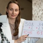 Młody nauczyciel prowadzący konferencję wideo e-learning dla uczniów szkół podstawowych