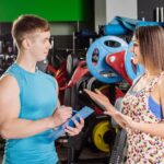 Młoda kobieta z osobistym trenerem fitness Sport fitness i koncepcja zdrowego stylu życia