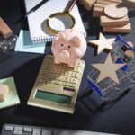 Skarbonka na kalkulatorze z obiektami biznesowymi