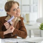 Portret uśmiechniętej młodej bizneswoman