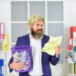 Podła praca Odzyskaj dokument Pracownik biurowy kopiący śmieci Odzyskiwanie plików po usunięciu Biznesmen trzyma kosz na śmieci Mężczyzna szuka zagubionego dokumentu Kopanie w koszu Grzebanie w dokumentach