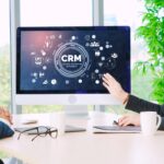 System zarządzania relacjami z klientami na modnym komputerze dla biznesu CRM