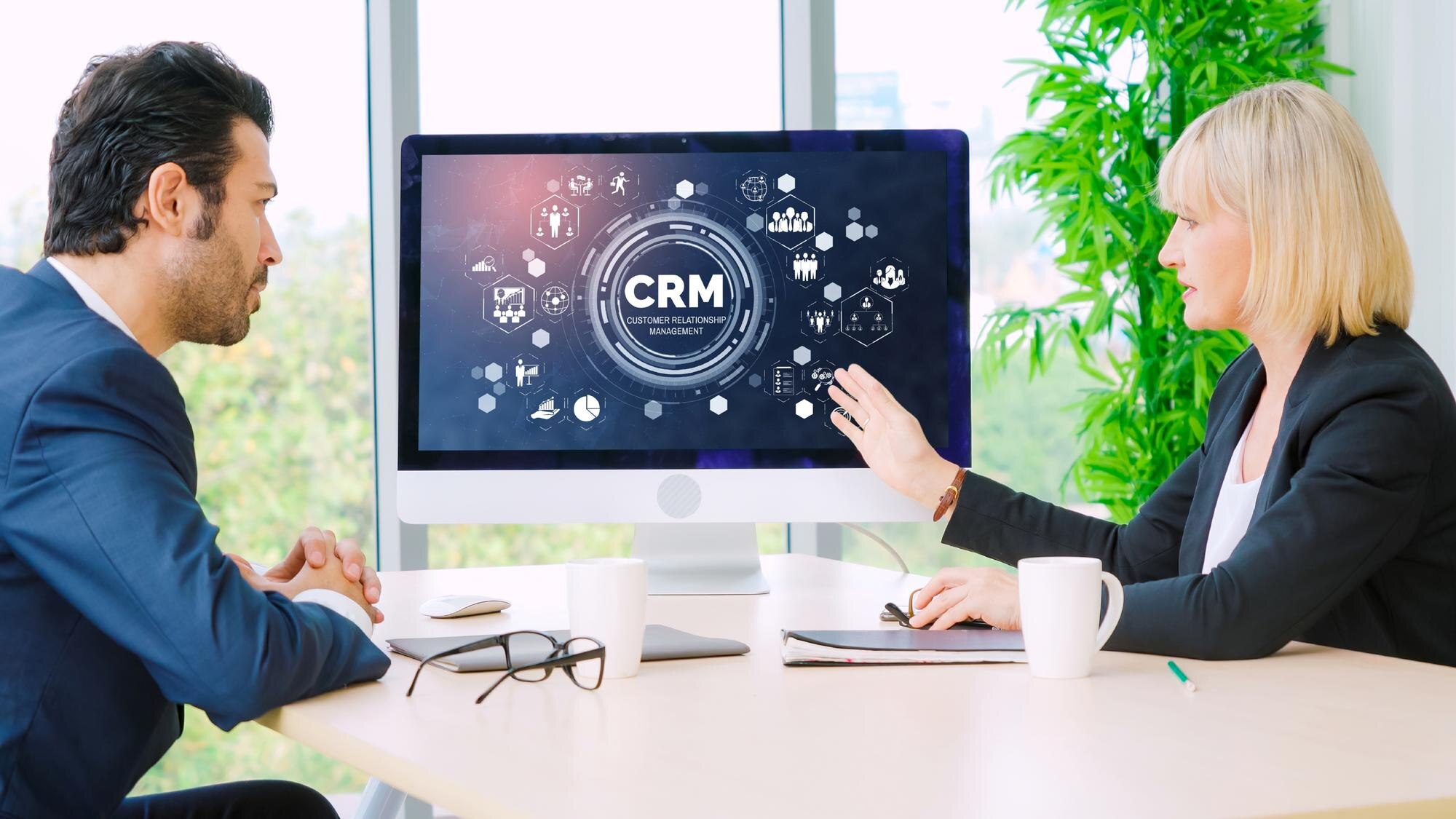 System zarządzania relacjami z klientami na modnym komputerze dla biznesu CRM