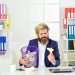 Nie potrzebuję tego człowieka Trzymaj kosz na surowce wtórne ten papier pójdzie do kosza z makulaturą ocal naszą planetę dojrzały mężczyzna sekretarka szukaj zgubiony dokument biuro biznesowe wyrzucanie papieru do śmieci jest koniecznością
