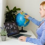 Bezrobotna młoda kobieta szukająca pracy online