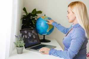 Teoria wzrostu endogenicznego – jak tłumaczy rozwój gospodarki