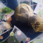 Światowy kryzys zbożowy Podwójna ekspozycja Garść zbóż i banknotów euro na niebieskim tle