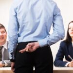 Młody człowiek podczas rozmowy kwalifikacyjnej i członkowie kierownictwa Młody człowiek z palcami skrzyżowanymi za plecami koncepcji