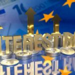 Stopa procentowa tekstu złota i monety na fladze euro dla koncepcji biznesowej renderowania 3d