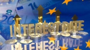 Stopa procentowa tekstu złota i monety na fladze euro dla koncepcji biznesowej renderowania 3d
