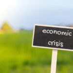 Drewniana etykieta informacyjna z tekstem KRYZYS GOSPODARCZY przeciwko nieostre pole rolnictwa