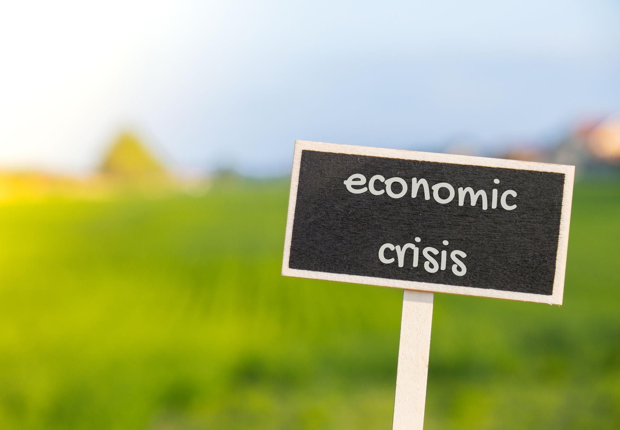 Drewniana etykieta informacyjna z tekstem KRYZYS GOSPODARCZY przeciwko nieostre pole rolnictwa