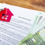 Dom nieruchomości nieruchomości dzierżawa umowa najmu umowa pióro pieniądze monety klucze drewniane tło wydatki zakup inwestycje finansowanie oszczędności koncepcja zbliżenie selektywne skupienie