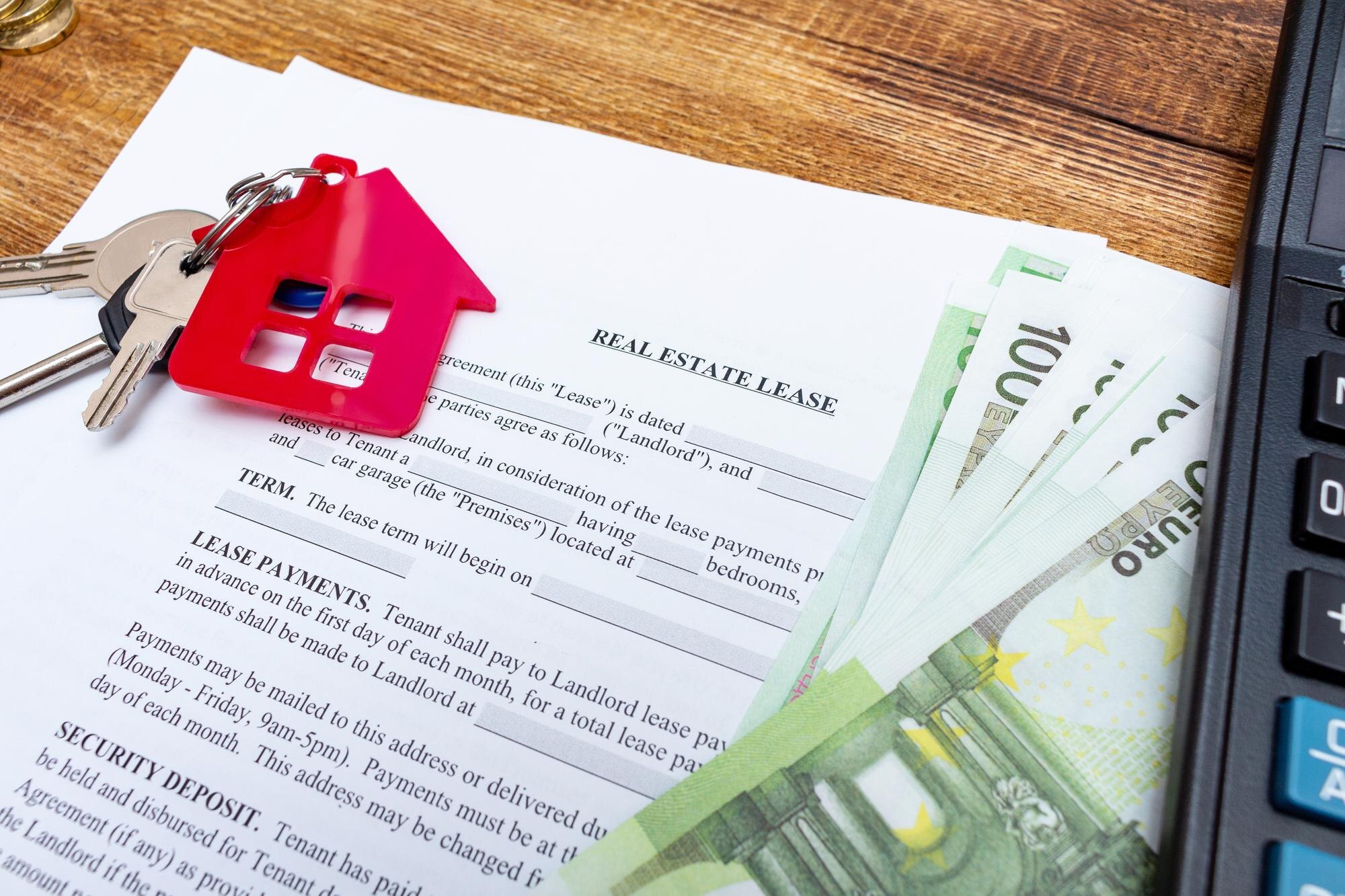 Dom nieruchomości nieruchomości dzierżawa umowa najmu umowa pióro pieniądze monety klucze drewniane tło wydatki zakup inwestycje finansowanie oszczędności koncepcja zbliżenie selektywne skupienie