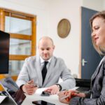 Omówienie kaukaskich współpracowników podczas spotkania biznesowego w nowoczesnym biurze