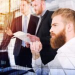 Biznesmeni, którzy pracują razem w koncepcji biurowej pracy zespołowej i partnerskiej podwójnej ekspozycji
