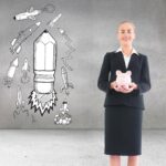 Złożony wizerunek blondynki bizneswomanu mienia różowego prosiątko bank