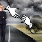 Złożony obraz atrakcyjnej przyjaznej bizneswoman uśmiechającej się do kamery na spotkaniu