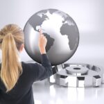 Złożony wizerunek wskazujący gdzieś blondynki bizneswoman