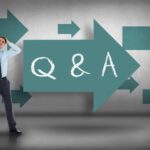 Słowo q & a i rozważny biznesmen z ręką na głowie przeciw błękitnym strzała wskazywać