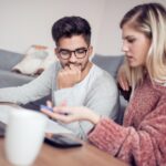 Piękna para pracuje na laptopie w domu