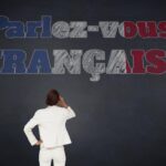 Złożony wizerunek myślący bizneswoman przeciw blackboard