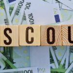Rabat słowny na kości do gry na banknotach euro Zniżki i promocje w Europie