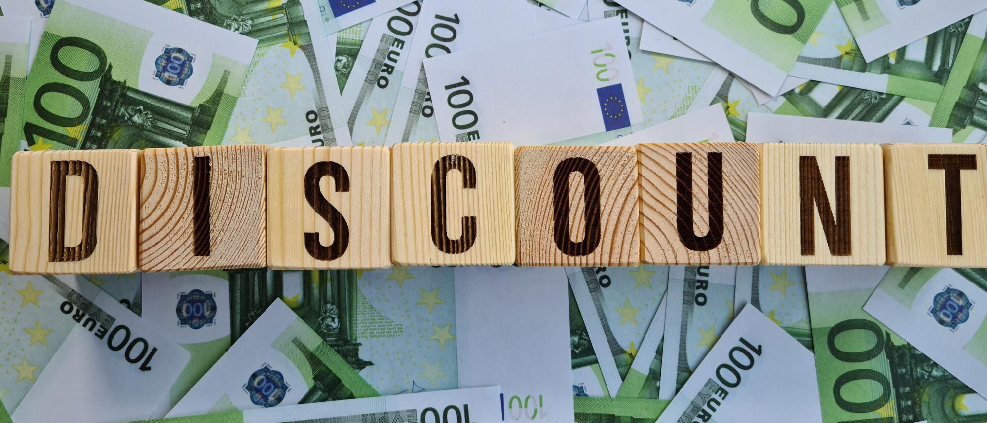Rabat słowny na kości do gry na banknotach euro Zniżki i promocje w Europie