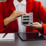Biznesmen i zespół analizujący sprawozdanie finansowe Zadanie finansowe za pomocą smartfona, laptopa i tabletu Koncepcja zarządzania majątkiem